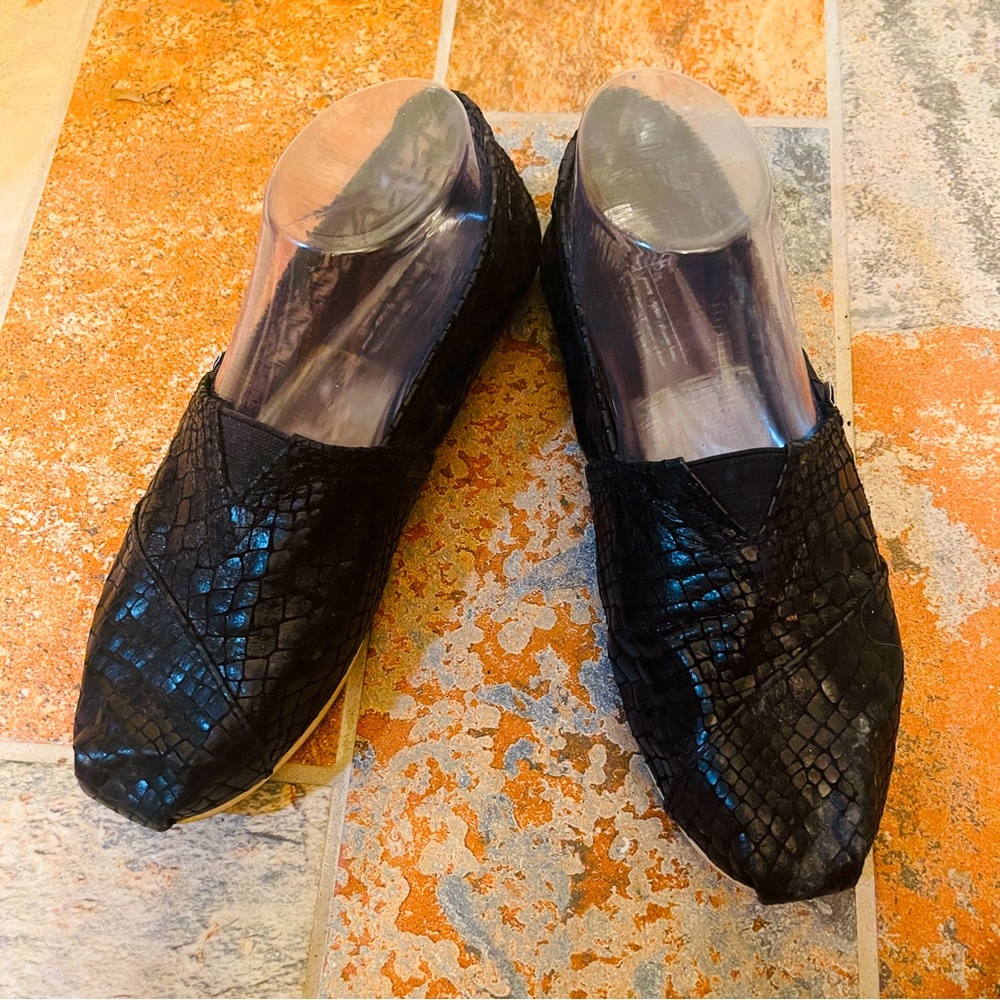 🎶Fancy Cute Toms Black Snake Print Embossed Flats!